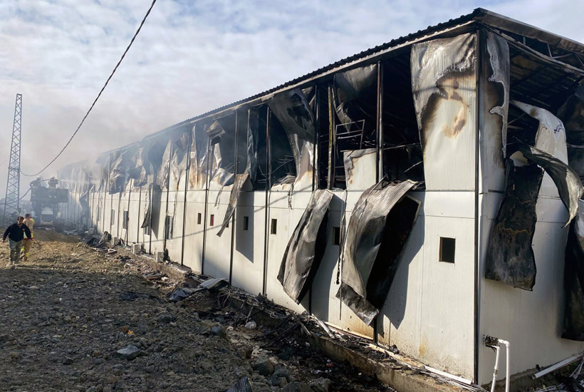 Şantiyede panik: Konteyner yatakhane alevlere teslim oldu - Resim : 1