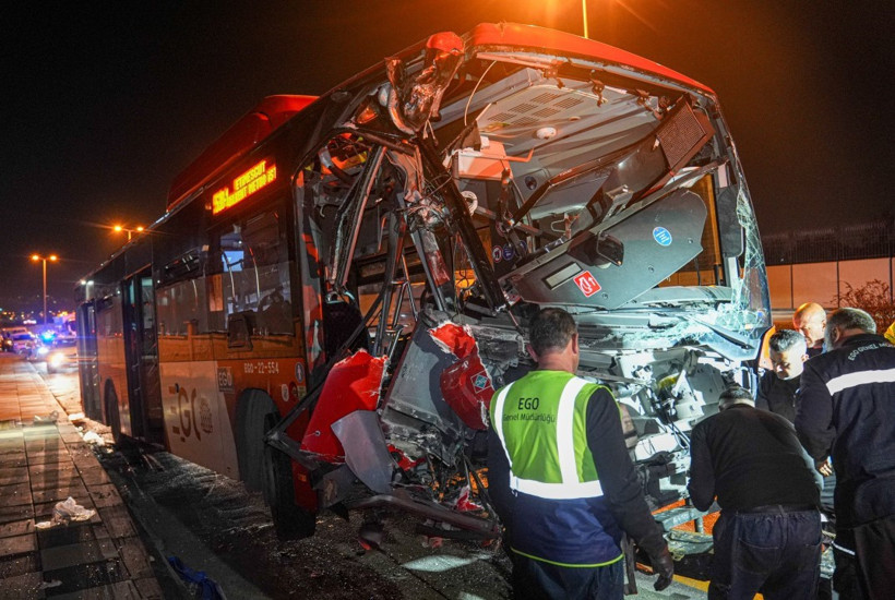 Ankara'da belediye otobüsü üst geçide çarptı. 24 kişi yaralı - Resim : 1