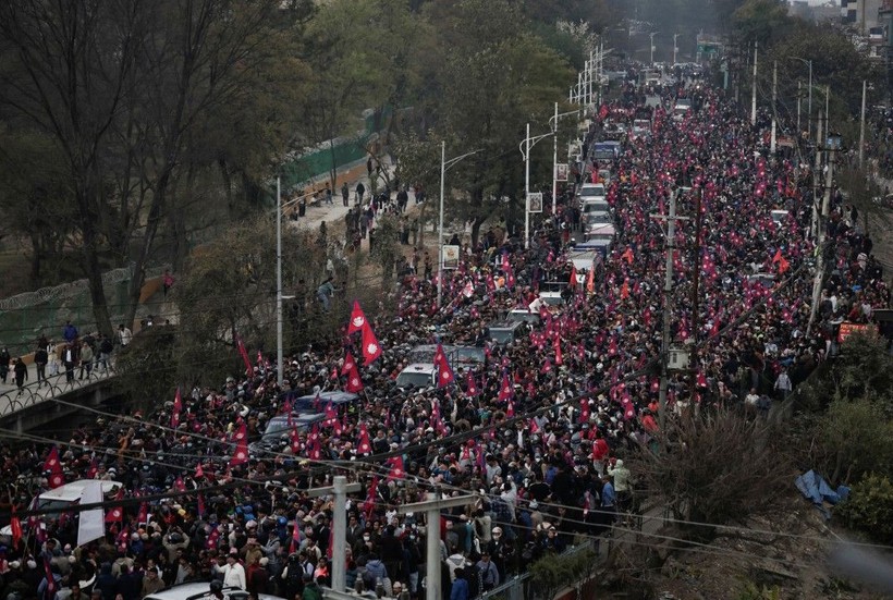 13 hükümet eskittiler: Devrik kralı böyle karşıladılar - Resim: 1