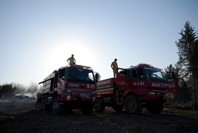 Sabaha kadar alevlerle mücadele ettiler - Resim: 1