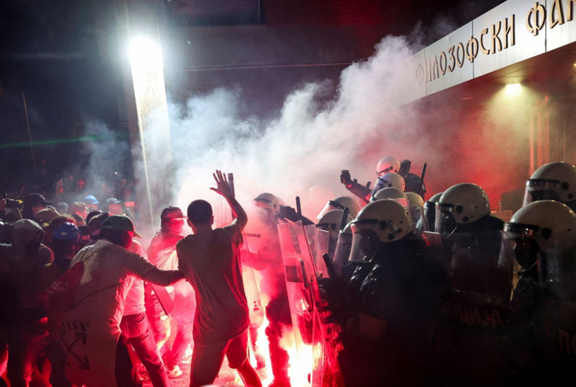 Sırbistan'da 'puslu' gece: Polisler öğrencileri biber gazına boğdu - Resim: 2