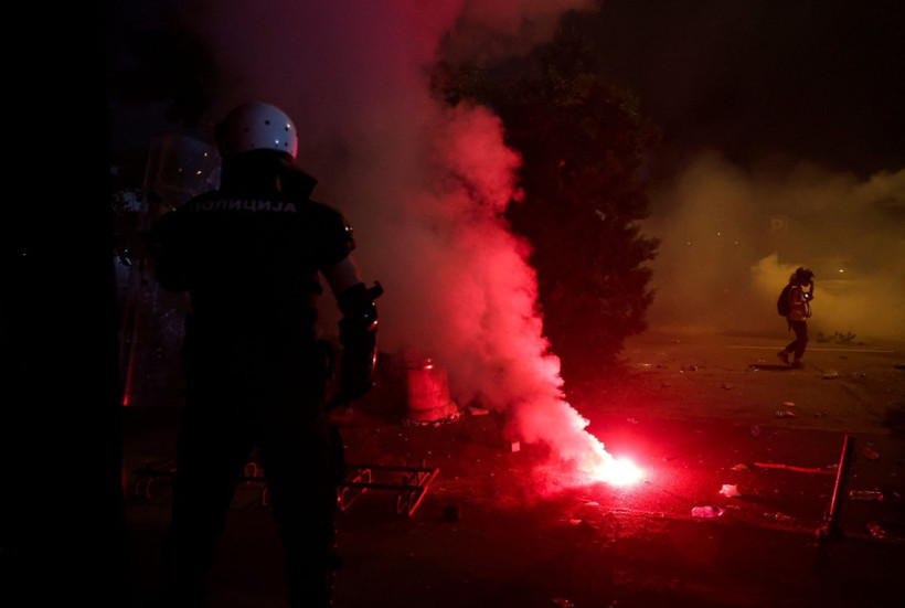Sırbistan'da 'puslu' gece: Polisler öğrencileri biber gazına boğdu - Resim: 14