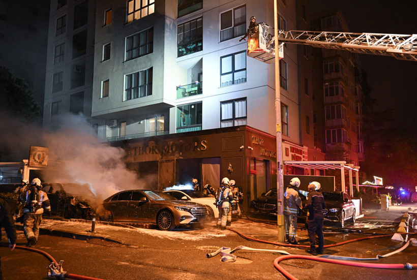 Kadık&ouml;y&rsquo;de alevler galeriyi sardı 4 ara&ccedil; yandı - Resim : 1