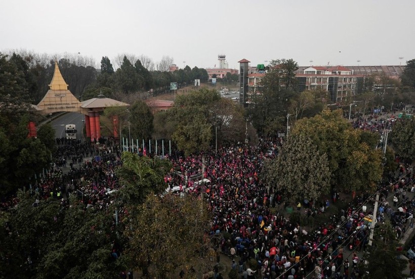 13 hükümet eskittiler: Devrik kralı böyle karşıladılar - Resim: 10