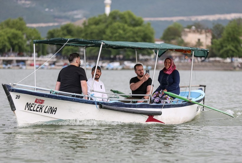 'Küçük Venedik' Gölyazı'nda kadın kaptanlar turizme yön veriyor - Resim: 11
