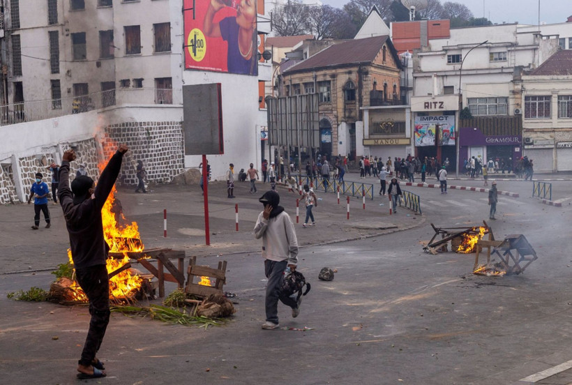 Hükümet düştü, Z kuşağı geri adım atmadı: Sokaklar savaş alanı - Resim: 12