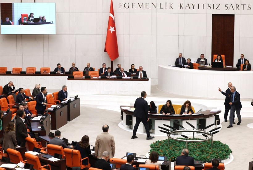 Meclis karıştı: Milletvekilleri birbirlerinin üzerine yürüdü - Resim: 7