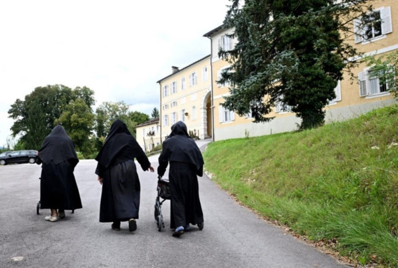 Sosyal medya fenomeni ‘kaçak rahibelere' kiliseden ültimatom geldi - Resim: 2