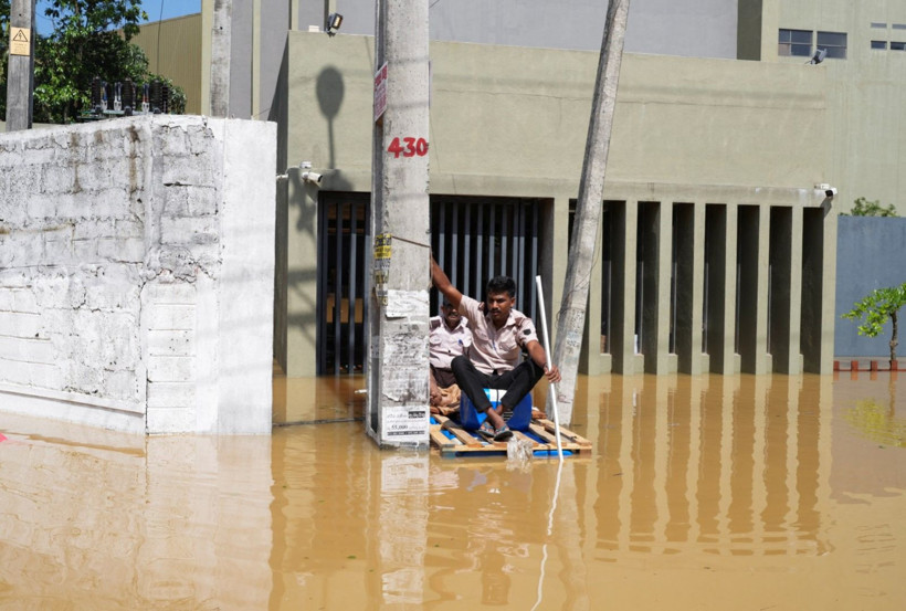 Üç ülke sular altında kaldı, 900 kişi can verdi: İnsanlık dramı kameralara yansıdı - Resim: 11