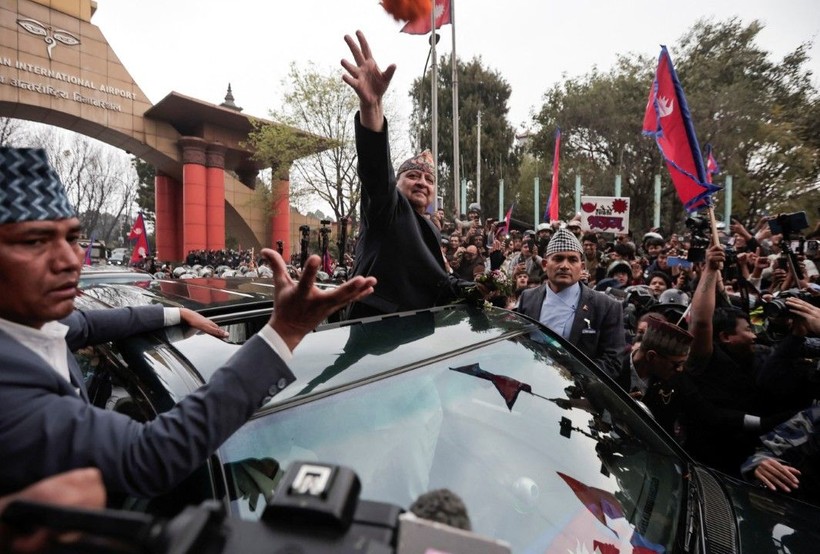 13 hükümet eskittiler: Devrik kralı böyle karşıladılar - Resim: 2