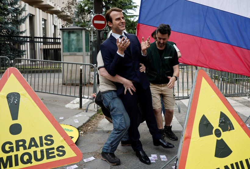 Bir tokat da çevrecilerden: Macron'un balmumu heykelini çaldılar - Resim : 1