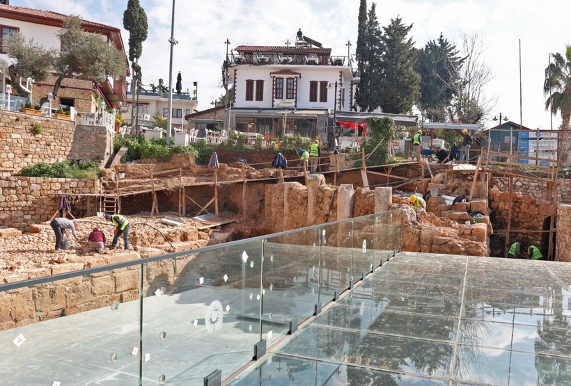 Antalya Hıdırlık Kulesi kazılarında yazıtlı mozaik bulundu - Resim: 3