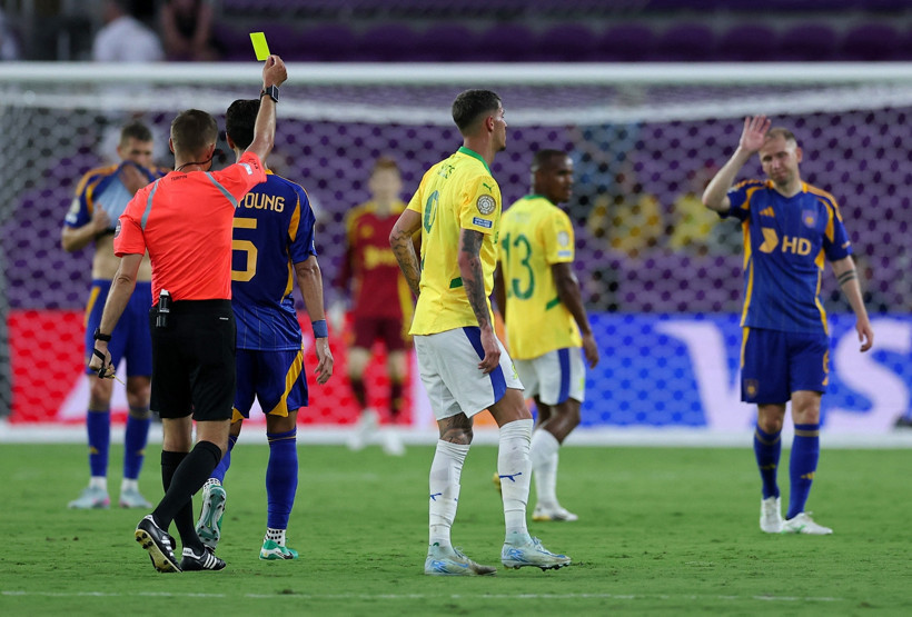 Futbolun yeni kuralı ilk kez uygulandı - Resim : 1