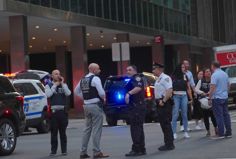 New York'ta silahlı saldırı: Polis memuru öldü, yaralılar var - Resim : 1