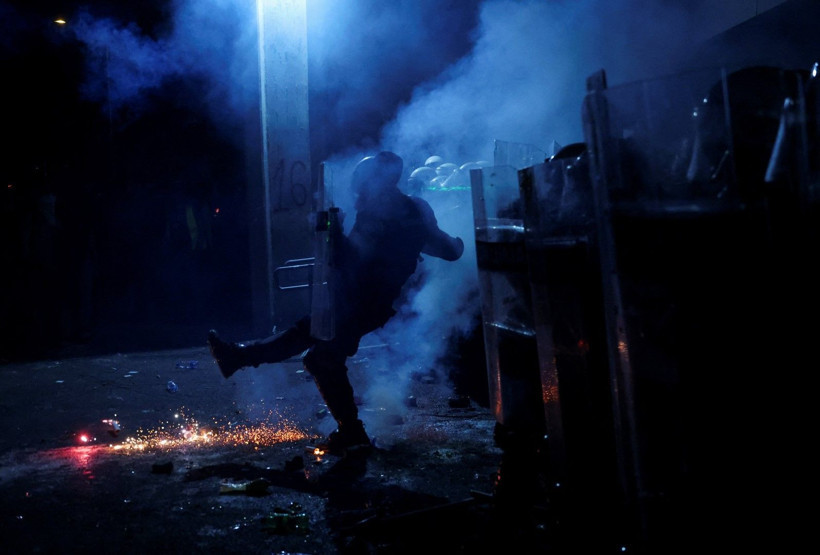 Sırbistan'da 'puslu' gece: Polisler öğrencileri biber gazına boğdu - Resim: 13