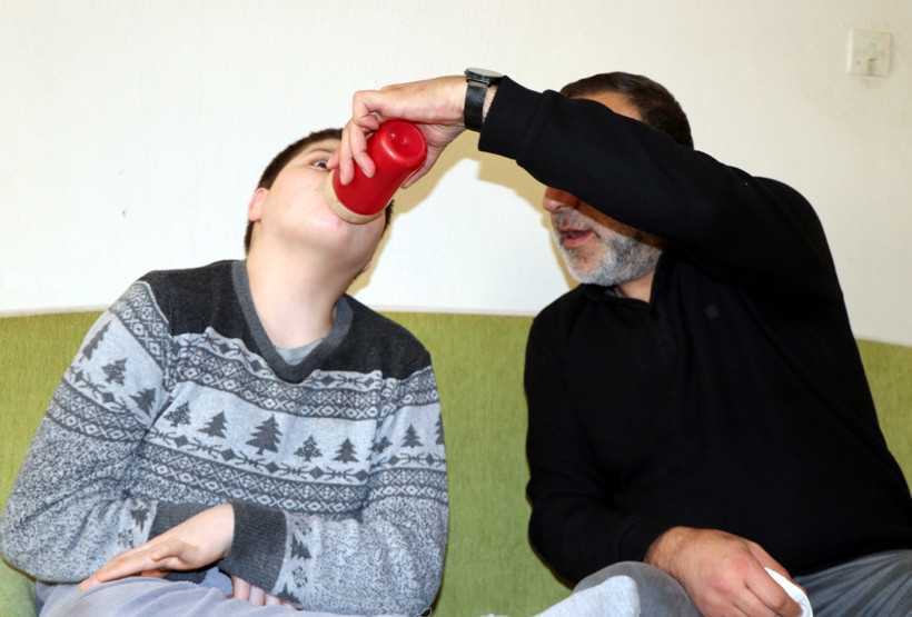 8 yıldır hem anne hem baba! Engelli oğlunun bakımını tek başına üstlendi - Resim : 2