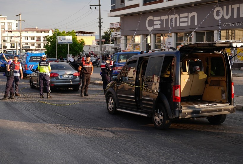 İzmir'de otomobile silahlı saldırı: 3 ölü, 3 yaralı - Resim : 3