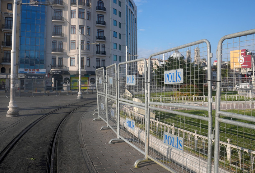 Gergin gecenin ardından Beyoğlu'nda abluka: Yasak geldi - Resim : 2