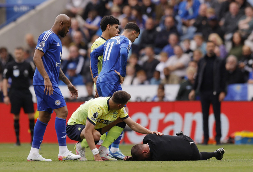 Premier Lig’de eşi benzeri görülmemiş olay: Vardy hakem oldu, oyunu durdurdu - Resim : 1
