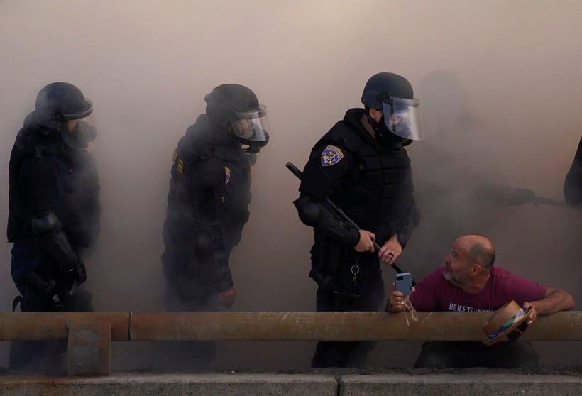 Los Angeles meydan muharebesi: Protestocular polisle çatıştı - Resim: 10