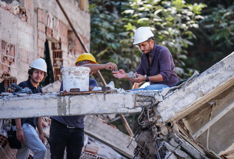 Yerle bir olan binadan karot örneği alındı - Resim: 2