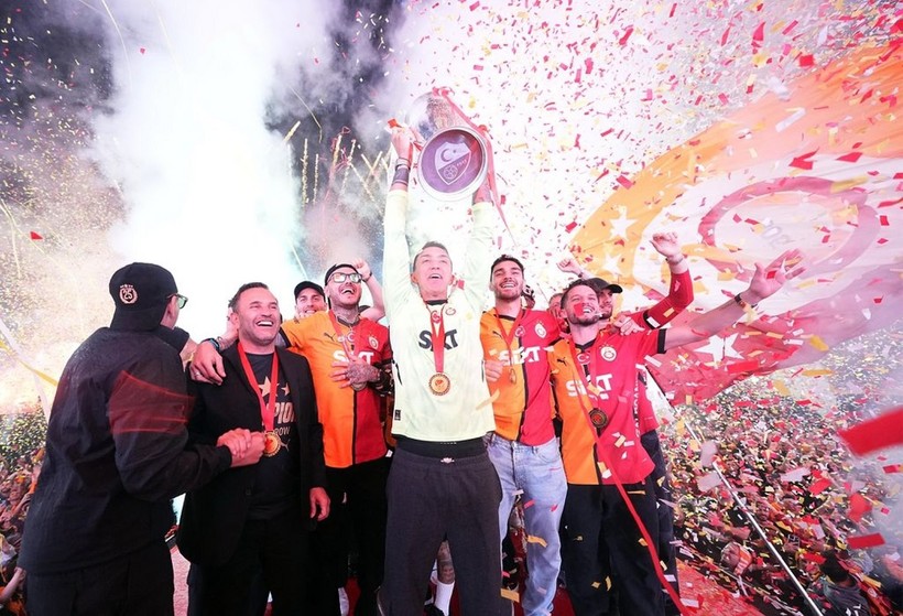 Galatasaray'ın kutlaması eziyete döndü: Coşkuyla başladı, sönük bitti - Resim: 7
