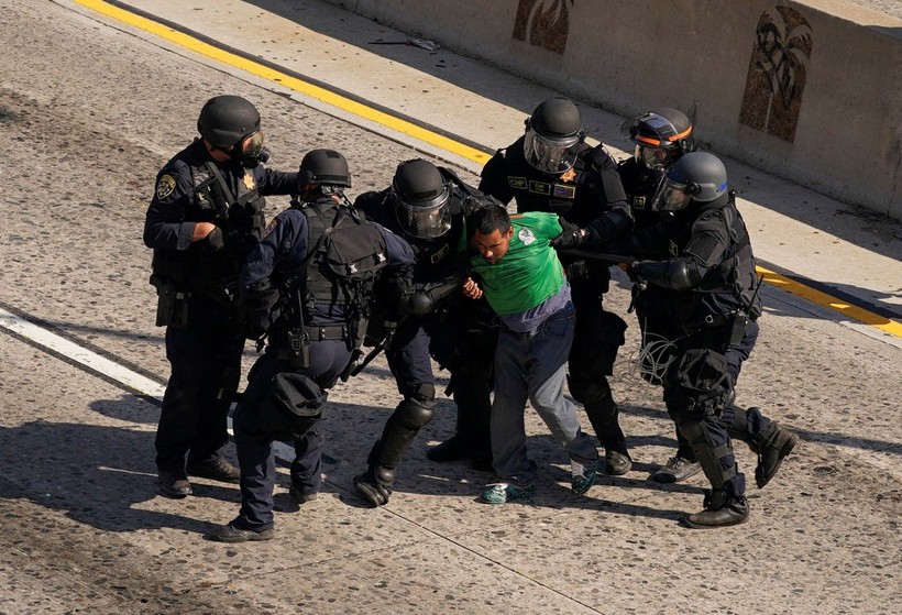 Los Angeles meydan muharebesi: Protestocular polisle çatıştı - Resim: 4