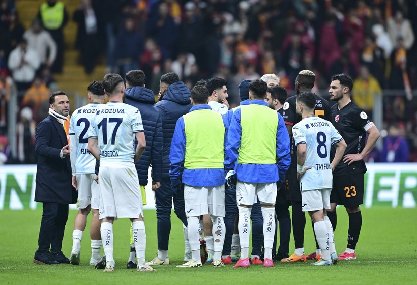 Galatasaray-Adana Demirspor maçında şok: Sahadan çekildiler! - Resim : 1