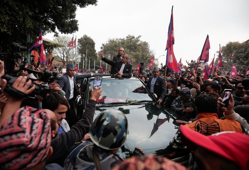 13 hükümet eskittiler: Devrik kralı böyle karşıladılar - Resim: 3