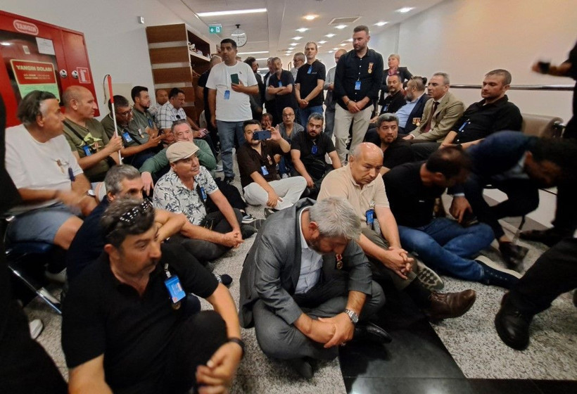 Şehit yakınları ve er gazilerden TBMM'de protesto - Resim: 8
