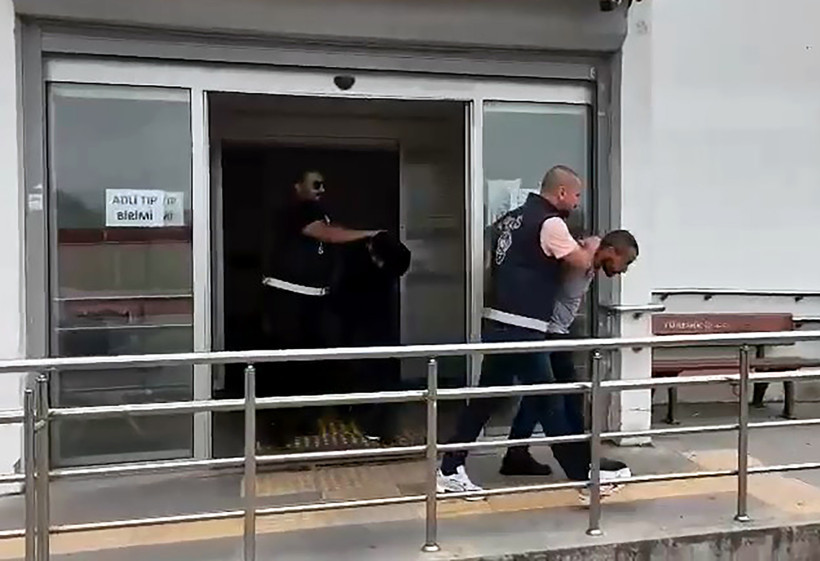 Adana'nın sıcağında kat kat giyinmişti: Katliama giderken yakalandı - Resim : 1