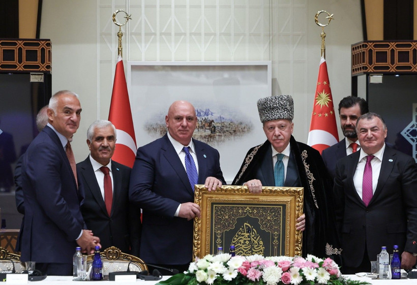 Erdoğan'a Kafkas kalpağı, han kaftanı - Resim: 7