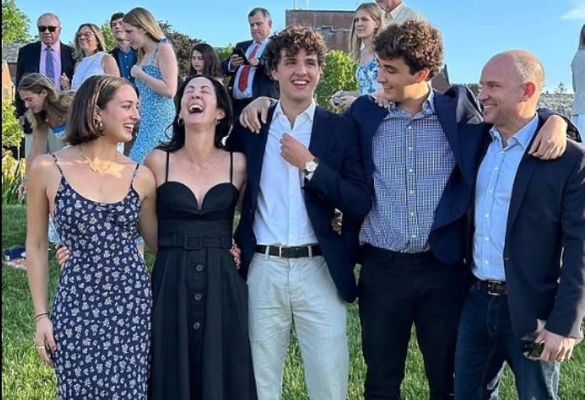 Yılın en ışıltılı gecesi: Sosyetenin genç güzelleri sahneye çıkıyor - Resim: 6