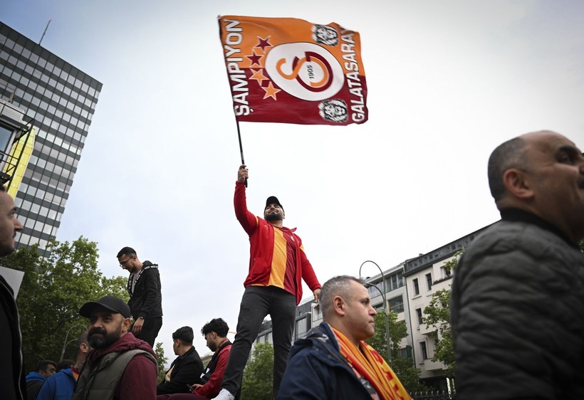 Galatasaray'ın kutlamaları olaylı bitti: 33 polis yaralandı - Resim: 1