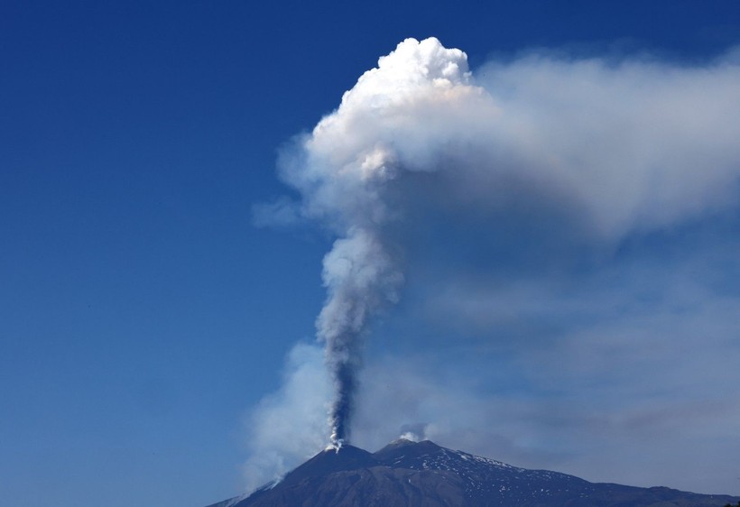 Etna Yanardağı lav püskürttü - Resim: 1