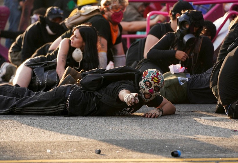 Los Angeles meydan muharebesi: Protestocular polisle çatıştı - Resim: 11