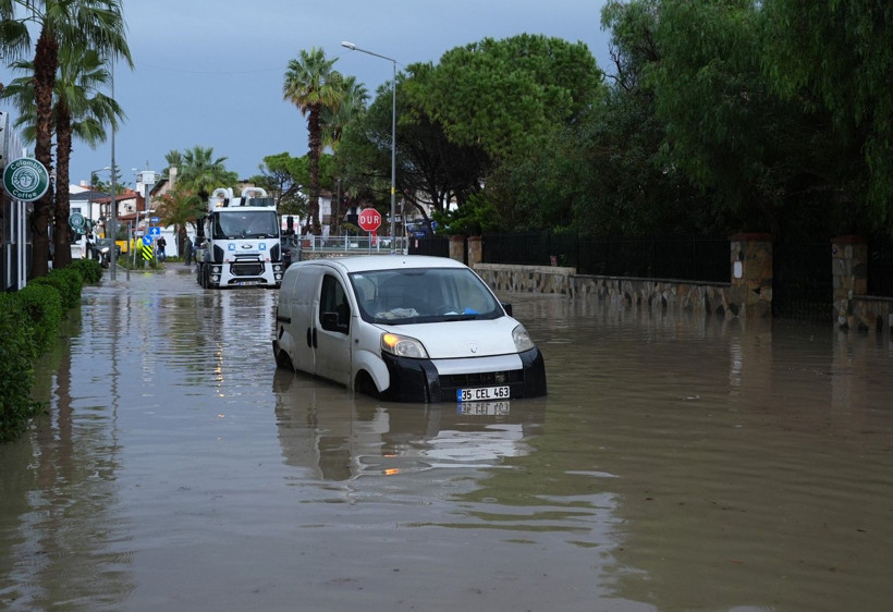 Sussuzlukla boğuşan İzmir'i sağanak vurdu - Resim: 2