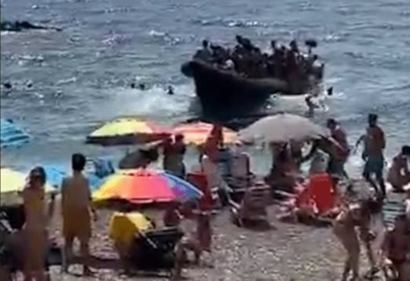 Avrupa'da yeni göçmen şoku: Onlarca kişiyi tekneyle turistik plaja terk ettiler - Resim : 1