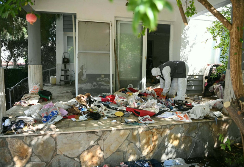 Evden çıkan çöp 6 kamyonu doldurdu. Böcekler için ekip gitti - Resim : 1