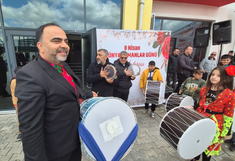 Tabureler üzerinde oynadılar! Romanlar Günü etkinliğinde coşku tavan yaptı - Resim: 7