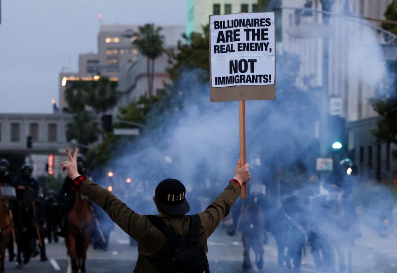 Los Angeles meydan muharebesi: Protestocular polisle çatıştı - Resim: 13