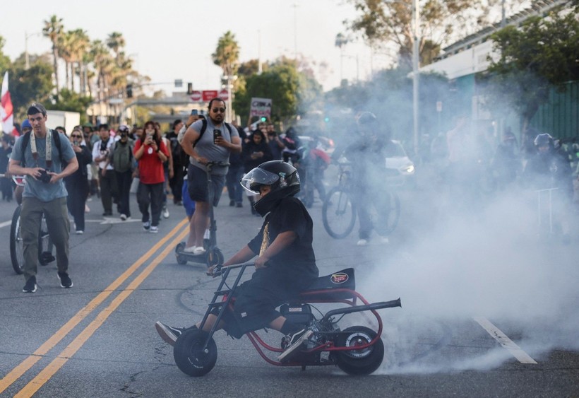 Los Angeles'ta işler kızıştı, yasak geldi: Sokağa abluka - Resim: 8