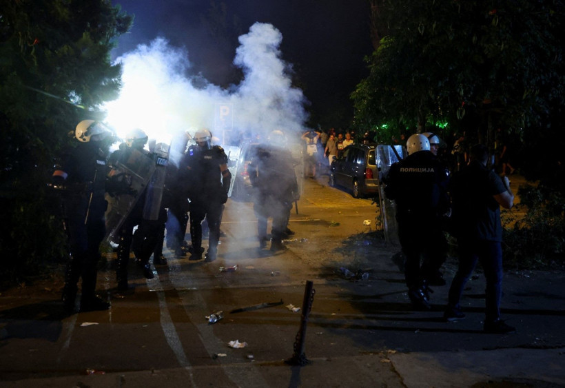 Sırbistan'da 'puslu' gece: Polisler öğrencileri biber gazına boğdu - Resim: 16