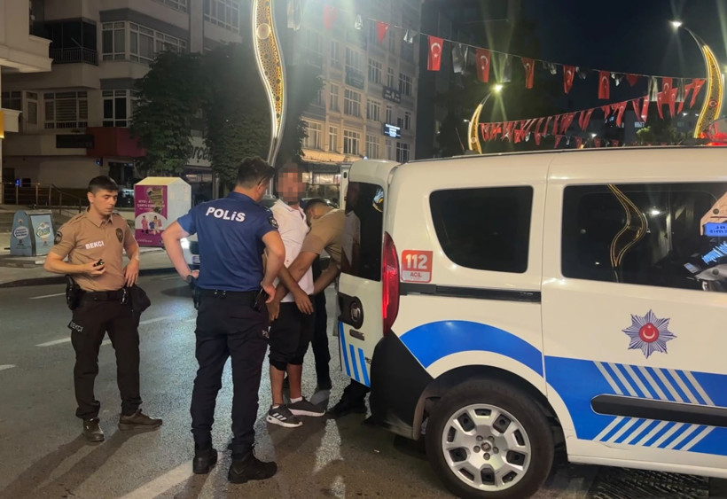 Taşkınlık yapan alkollü kişiye yumruklu müdahale - Resim : 1