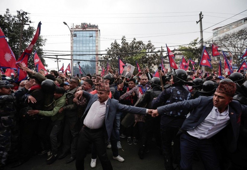 13 hükümet eskittiler: Devrik kralı böyle karşıladılar - Resim: 7