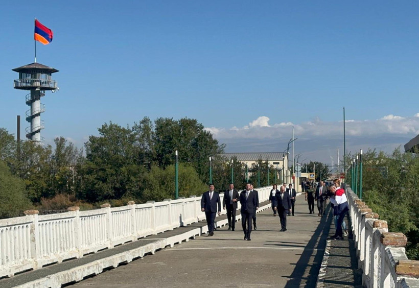 Türkiye-Ermenistan arasında kritik görüşme: Sınırda buluştular - Resim : 2