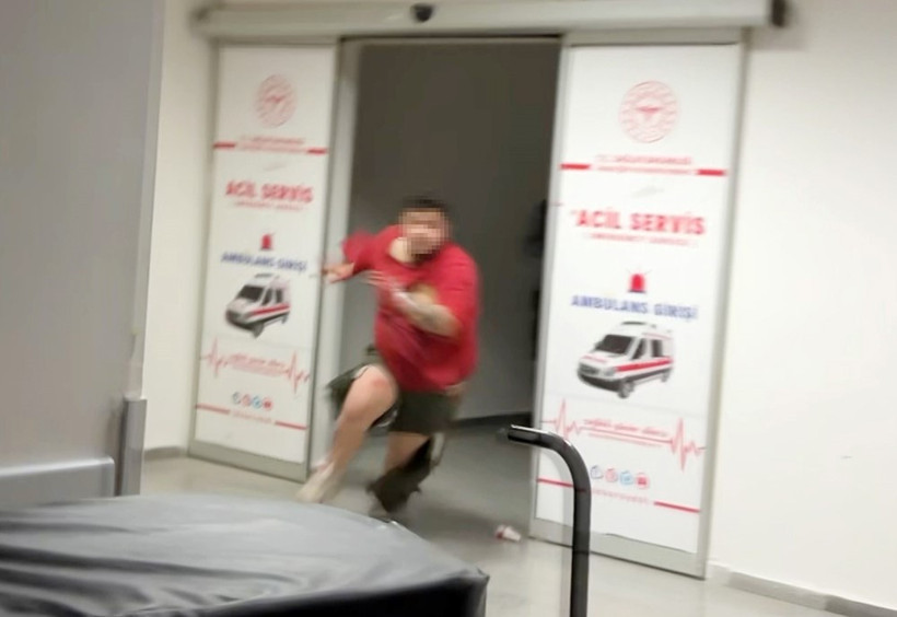 Sedyeden fırlayıp gazetecilere saldırdılar - Resim : 2