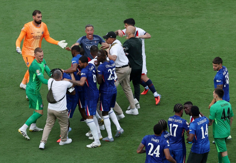 PSG-Chelsea finaline damga vuran kavga: Luis Enrique, Joao Pedro'yu yere indirdi - Resim: 9