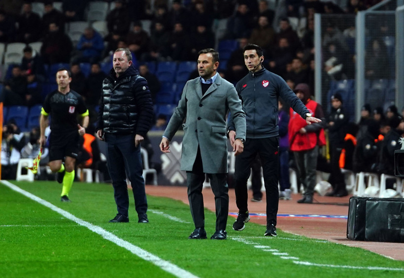 Sergen Yalçın, Okan Buruk'a karşı üstün! - Resim : 1