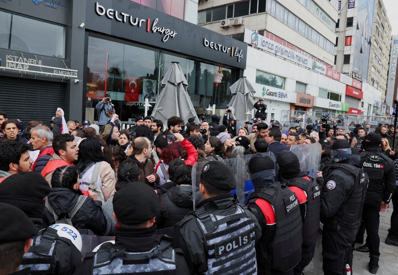 Fotoğraflarla yaka paça 1 Mayıs - Resim: 1
